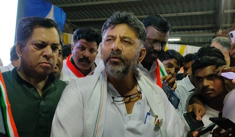 ಪಠ್ಯದಲ್ಲಿ ಭಗವದ್ಗೀತೆ ಅಳವಡಿಕೆಗೆ ಸ್ವಾಗತ: ಡಿಕೆಶಿ ಪಠ್ಯದಲ್ಲಿ ಭಗವದ್ಗೀತೆ ಅಳವಡಿಕೆಗೆ ಸ್ವಾಗತ: ಡಿಕೆಶಿ