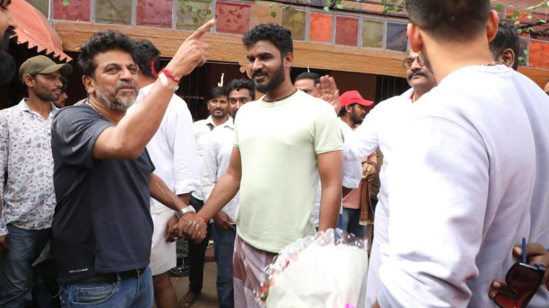 ಚಾಮುಂಡಿ ದರ್ಶನ ಮುಗಿಸಿ ಮೈಸೂರಿನಲ್ಲಿ ಉಪಾಧ್ಯಕ್ಷನನ್ನು ಭೇಟಿಯಾದ ಶಿವರಾಜ್ ಕುಮಾರ್ ಚಾಮುಂಡಿ ದರ್ಶನ ಮುಗಿಸಿ ಮೈಸೂರಿನಲ್ಲಿ ಉಪಾಧ್ಯಕ್ಷನನ್ನು ಭೇಟಿಯಾದ ಶಿವರಾಜ್ ಕುಮಾರ್
