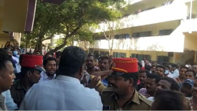 ಎಕ್ಸಾಂ ನಡೆಯುತ್ತಿದ್ದ ಸ್ಕೂಲ್ಗೆ ನುಗ್ಗಿದ ಹಿಂದೂ ಮುನ್ನಾನಿ ಸದಸ್ಯರು - ಶಾಲೆ ಮುಚ್ಚುವಂತೆ ಒತ್ತಾಯ ಎಕ್ಸಾಂ ನಡೆಯುತ್ತಿದ್ದ ಸ್ಕೂಲ್ಗೆ ನುಗ್ಗಿದ ಹಿಂದೂ ಮುನ್ನಾನಿ ಸದಸ್ಯರು - ಶಾಲೆ ಮುಚ್ಚುವಂತೆ ಒತ್ತಾಯ