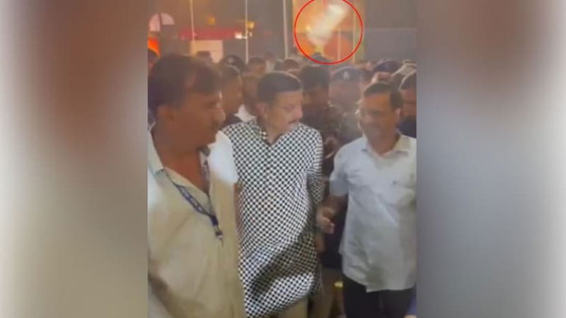 ಕೇಜ್ರಿವಾಲ್ ಮೇಲೆ ಬಾಟಲಿ ಎಸೆದ ಕಿಡಿಗೇಡಿಗಳು ಕೇಜ್ರಿವಾಲ್ ಮೇಲೆ ಬಾಟಲಿ ಎಸೆದ ಕಿಡಿಗೇಡಿಗಳು