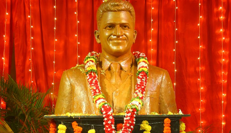 ಜೀ ಕನ್ನಡ ವಾಹಿನಿಯಿಂದ ಅಭಿಮಾನದ 'ಅಪ್ಪು' ಪುತ್ಥಳಿ ಜೀ ಕನ್ನಡ ವಾಹಿನಿಯಿಂದ ಅಭಿಮಾನದ 'ಅಪ್ಪು' ಪುತ್ಥಳಿ