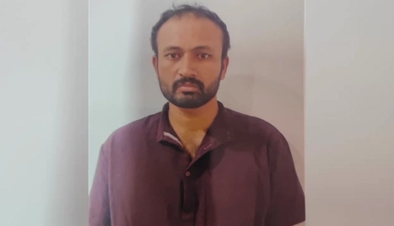 ಸಿಗರೇಟು ಸೇದೋಕೆ ಕಾರು ನಿಲ್ಲಿಸಿದ ಮಾಲೀಕ - 75 ಲಕ್ಷ ಹಣದೊಂದಿಗೆ ಚಾಲಕ ಎಸ್ಕೇಪ್ ಸಿಗರೇಟು ಸೇದೋಕೆ ಕಾರು ನಿಲ್ಲಿಸಿದ ಮಾಲೀಕ - 75 ಲಕ್ಷ ಹಣದೊಂದಿಗೆ ಚಾಲಕ ಎಸ್ಕೇಪ್