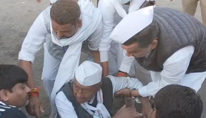 ಭಾರತ್ ಜೋಡೋ ಪಾದಯಾತ್ರೆಯಲ್ಲಿ ಮುಗ್ಗರಿಸಿ ಬಿದ್ದ ದಿಗ್ವಿಜಯ್ ಸಿಂಗ್ ಭಾರತ್ ಜೋಡೋ ಪಾದಯಾತ್ರೆಯಲ್ಲಿ ಮುಗ್ಗರಿಸಿ ಬಿದ್ದ ದಿಗ್ವಿಜಯ್ ಸಿಂಗ್