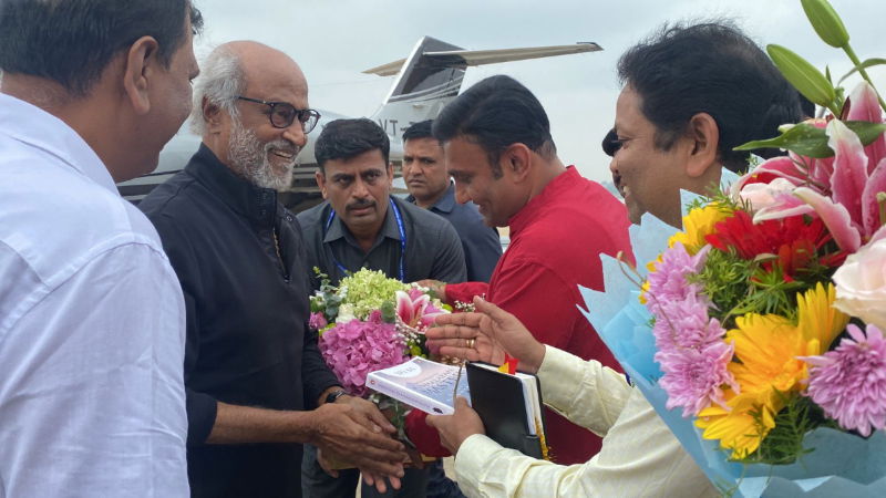 ಅಪ್ಪುಗೆ 'ಕರ್ನಾಟಕ ರತ್ನ' ಪ್ರದಾನ : ಬೆಂಗಳೂರಿಗೆ ಬಂದಿಳಿದ ಸೂಪರ್ ಸ್ಟಾರ್ ರಜನಿ ಅಪ್ಪುಗೆ 'ಕರ್ನಾಟಕ ರತ್ನ' ಪ್ರದಾನ : ಬೆಂಗಳೂರಿಗೆ ಬಂದಿಳಿದ ಸೂಪರ್ ಸ್ಟಾರ್ ರಜನಿ