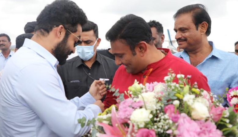 ಅಪ್ಪುಗೆ 'ಕರ್ನಾಟಕ ರತ್ನ' ಪ್ರದಾನ: ಅತಿಥಿಯಾಗಿ ಬೆಂಗಳೂರಿಗೆ ಬಂದ ಜ್ಯೂನಿಯರ್ ಎನ್.ಟಿ.ಆರ್ ಅಪ್ಪುಗೆ 'ಕರ್ನಾಟಕ ರತ್ನ' ಪ್ರದಾನ: ಅತಿಥಿಯಾಗಿ ಬೆಂಗಳೂರಿಗೆ ಬಂದ ಜ್ಯೂನಿಯರ್ ಎನ್.ಟಿ.ಆರ್