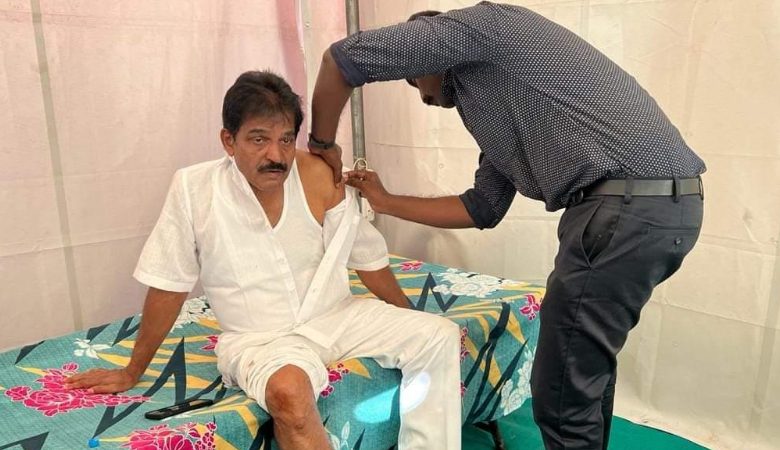 ರಾಹುಲ್ ಗಾಂಧಿ ನೋಡಲು ಮುಗಿಬಿದ್ದ ಜನ - ಬಿದ್ದು ಕೈ ಮುರಿದುಕೊಂಡ ಕೆ.ಸಿ ವೇಣುಗೋಪಾಲ್ ರಾಹುಲ್ ಗಾಂಧಿ ನೋಡಲು ಮುಗಿಬಿದ್ದ ಜನ - ಬಿದ್ದು ಕೈ ಮುರಿದುಕೊಂಡ ಕೆ.ಸಿ ವೇಣುಗೋಪಾಲ್