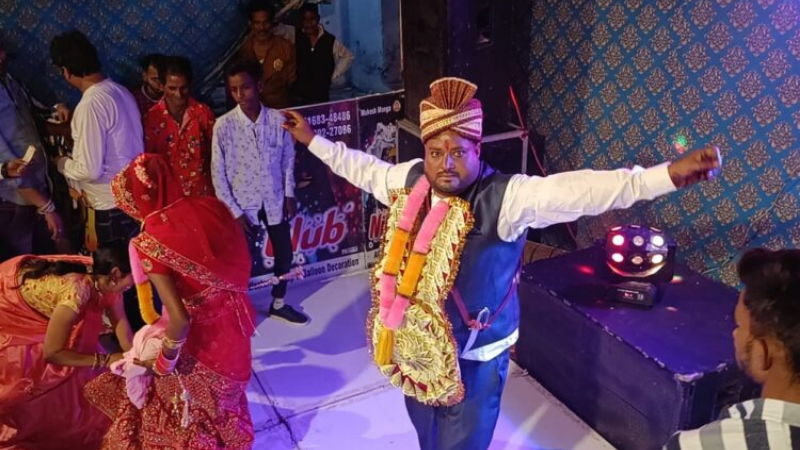 ತನ್ನ ಹೆಂಡತಿಯನ್ನ ಭಾರೀ ಮೊತ್ತಕ್ಕೆ ಮಾರಾಟ ಮಾಡಿದ ಗಂಡ - ಮದುವೆನೂ ಮಾಡಿಸಿದ ತನ್ನ ಹೆಂಡತಿಯನ್ನ ಭಾರೀ ಮೊತ್ತಕ್ಕೆ ಮಾರಾಟ ಮಾಡಿದ ಗಂಡ - ಮದುವೆನೂ ಮಾಡಿಸಿದ
