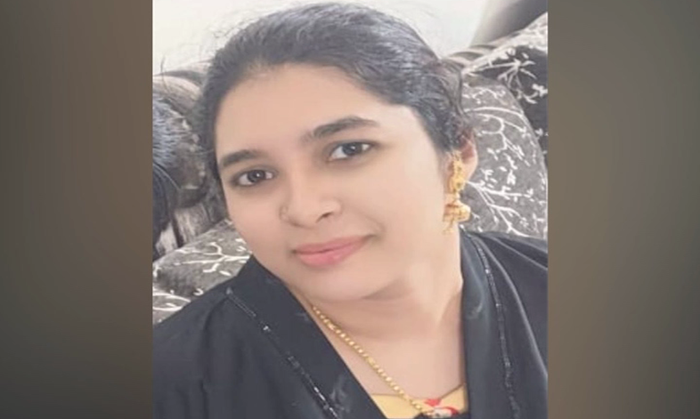 ನೇಣು ಬಿಗಿದ ಸ್ಥಿತಿಯಲ್ಲಿ ಮಹಿಳೆ ಶವ ಪತ್ತೆ- ಹೊಡೆದು ನೇಣಿಗೆ ಹಾಕಿರೋ ಶಂಕೆ ನೇಣು ಬಿಗಿದ ಸ್ಥಿತಿಯಲ್ಲಿ ಮಹಿಳೆ ಶವ ಪತ್ತೆ- ಹೊಡೆದು ನೇಣಿಗೆ ಹಾಕಿರೋ ಶಂಕೆ