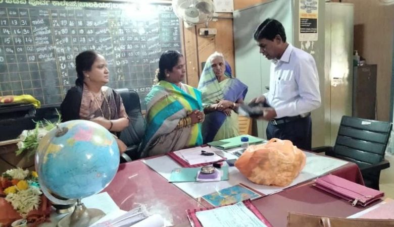 ಸರ್ಕಾರಿ ಶಾಲೆಯಲ್ಲಿ ಮುಖ್ಯ ಶಿಕ್ಷಕಿಗೆ ಧರ್ಮ ಬೋಧನೆ! ಸರ್ಕಾರಿ ಶಾಲೆಯಲ್ಲಿ ಮುಖ್ಯ ಶಿಕ್ಷಕಿಗೆ ಧರ್ಮ ಬೋಧನೆ!