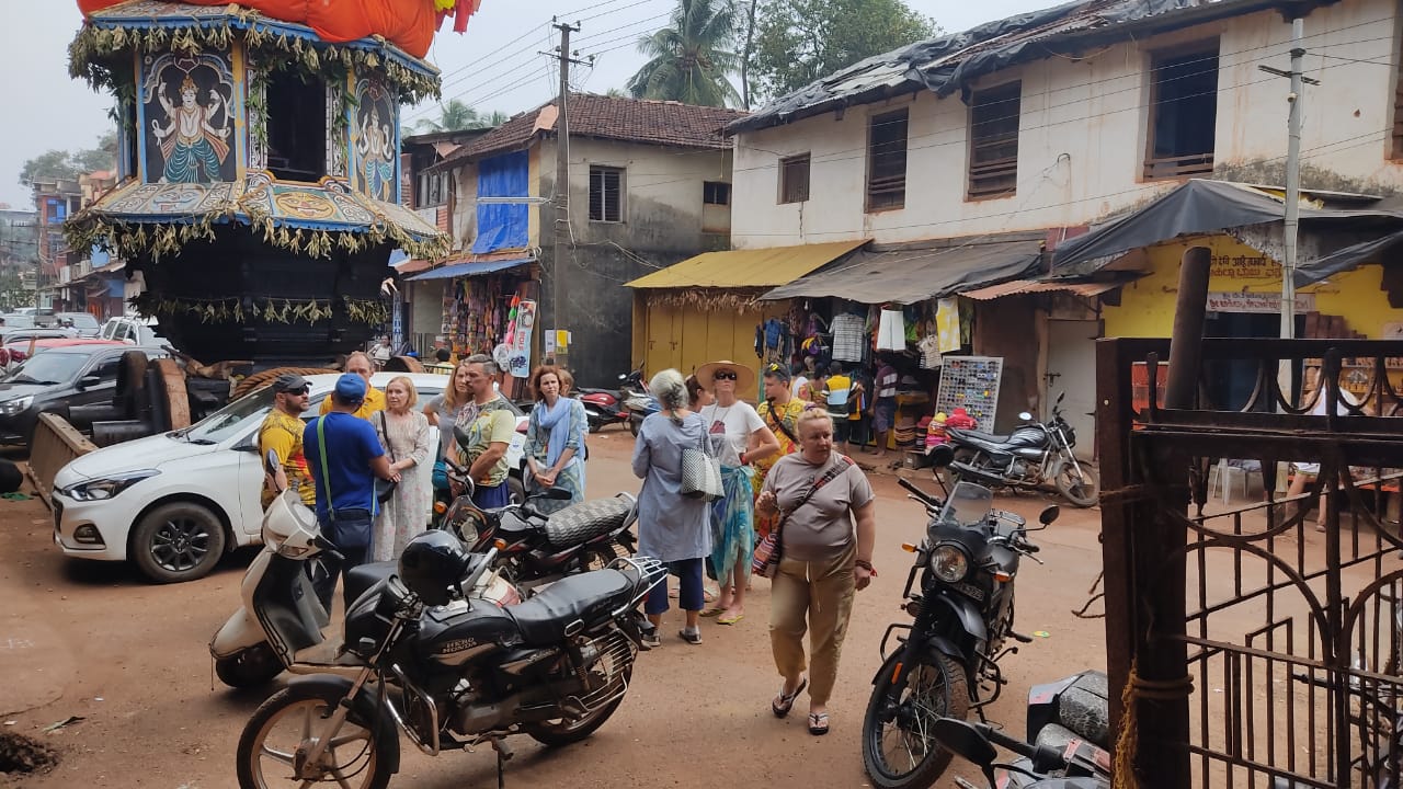 ಗೋಕರ್ಣ ಮಹಾಬಲೇಶ್ವರ ದೇವಸ್ಥಾನದ ರಥ ಬೀದಿಯಲ್ಲಿ ಅರೆಬರೆ ವಸ್ತ್ರ ಧರಿಸಿದವರ ಸಂಚಾರಕ್ಕೆ ನಿಷೇಧ! ಗೋಕರ್ಣ ಮಹಾಬಲೇಶ್ವರ ದೇವಸ್ಥಾನದ ರಥ ಬೀದಿಯಲ್ಲಿ ಅರೆಬರೆ ವಸ್ತ್ರ ಧರಿಸಿದವರ ಸಂಚಾರಕ್ಕೆ ನಿಷೇಧ!