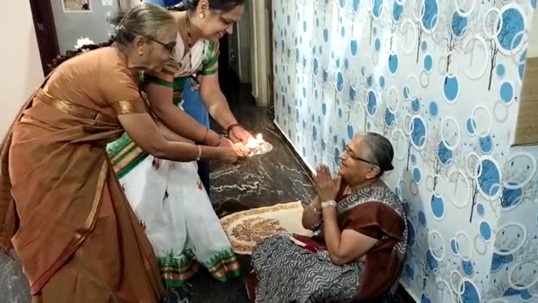 ಸುಧಾಮೂರ್ತಿಯವರಿಗೆ ಆರತಿ ಬೆಳಗಿ ಕುಂಕುಮ ಹಚ್ಚಿ ಸಂಭ್ರಮಿಸಿದ ಕುಟುಂಬ ಸುಧಾಮೂರ್ತಿಯವರಿಗೆ ಆರತಿ ಬೆಳಗಿ ಕುಂಕುಮ ಹಚ್ಚಿ ಸಂಭ್ರಮಿಸಿದ ಕುಟುಂಬ