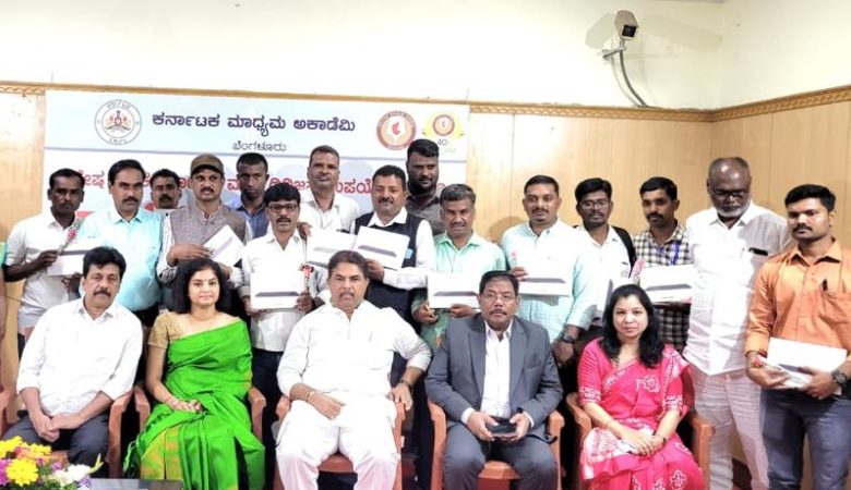 ಪತ್ರಕರ್ತರು ವೃತ್ತಿ ಕೌಶಲ್ಯವನ್ನು ಹೆಚ್ಚಿಸಿಕೊಳ್ಳಬೇಕು – ಆರ್. ಅಶೋಕ್ ಪತ್ರಕರ್ತರು ವೃತ್ತಿ ಕೌಶಲ್ಯವನ್ನು ಹೆಚ್ಚಿಸಿಕೊಳ್ಳಬೇಕು – ಆರ್. ಅಶೋಕ್